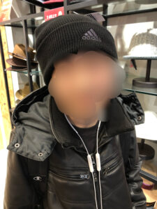 ファッション企画 帽子を選ぶ生徒